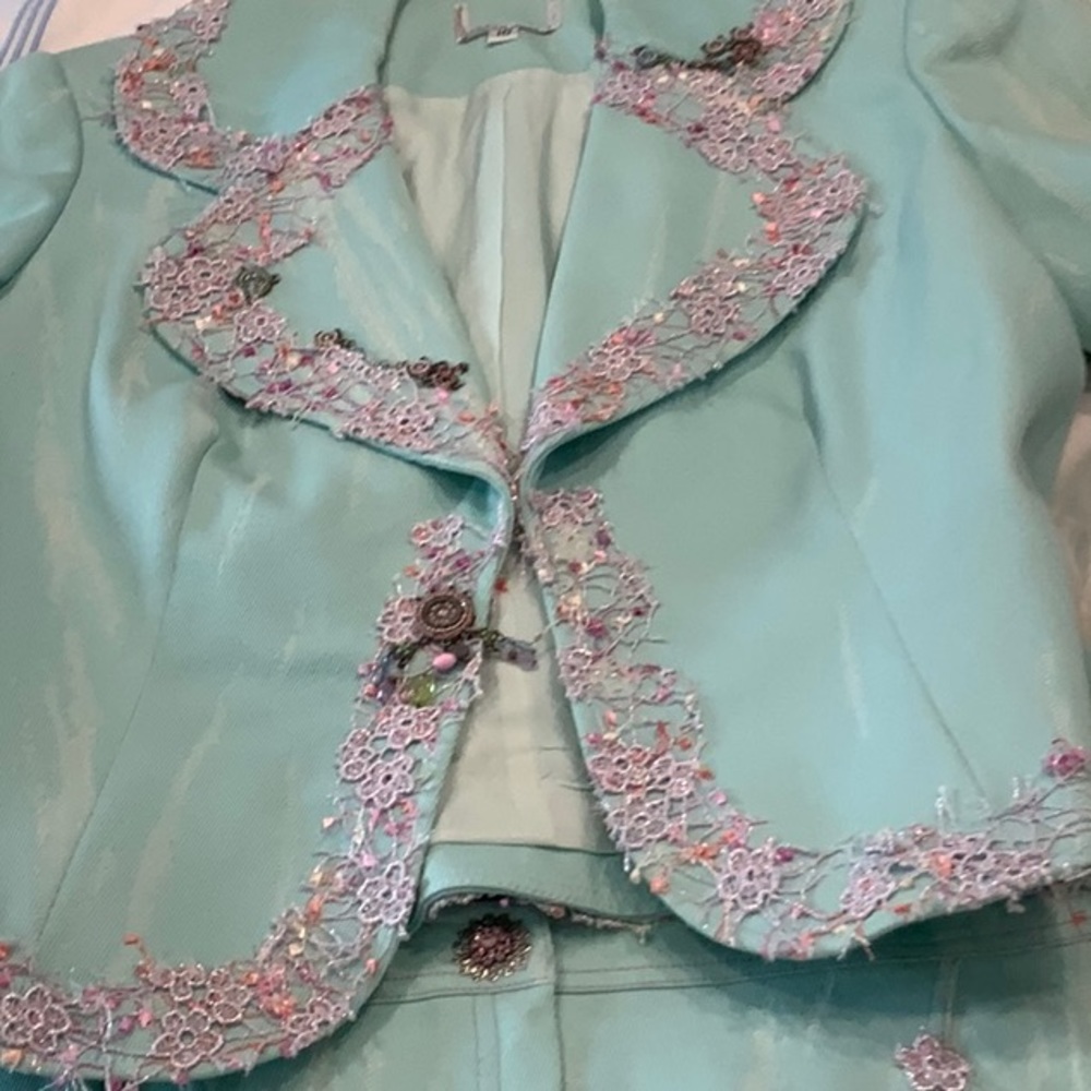 Alberto makati stunning light turquoise suit exquisite embroidery worn once mint